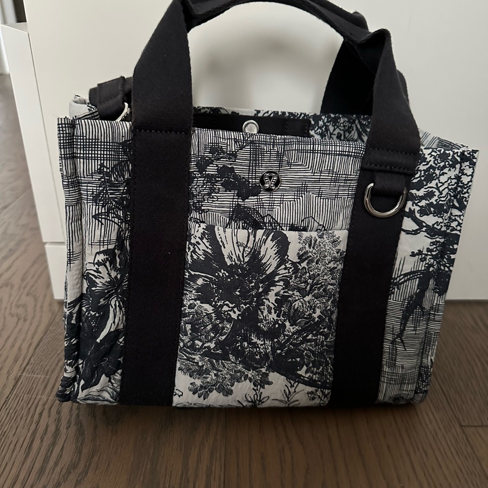 Lululemon boxy mini tote in slatch turtle dove navy/obsidian